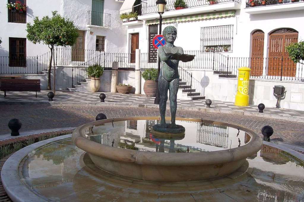 plaza con fuente estatua niña