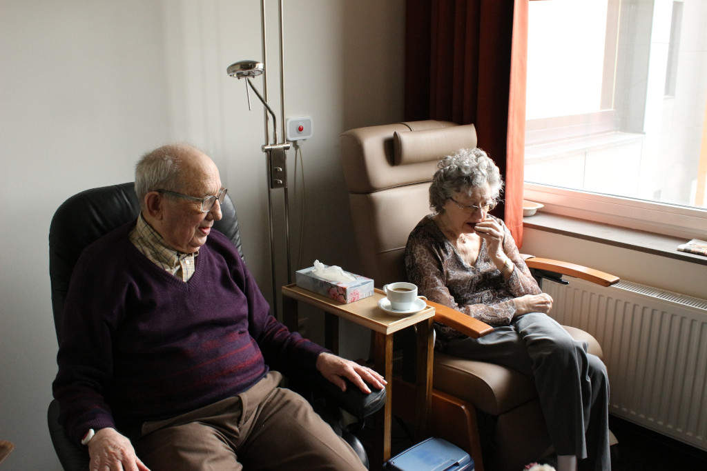 pareja de ancianos sentados