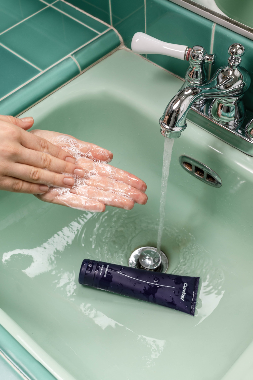 lavándose las manos con agua y jabón