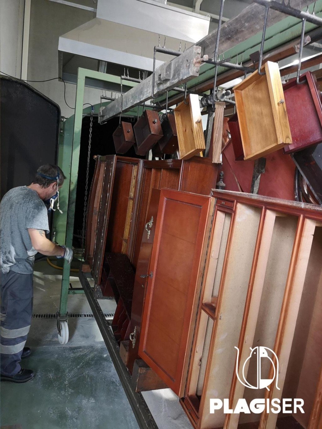 fábrica de madera con puertas y cajones